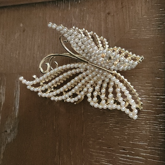 Pearl and gold butterfly hair clip - Picture 1 of 4